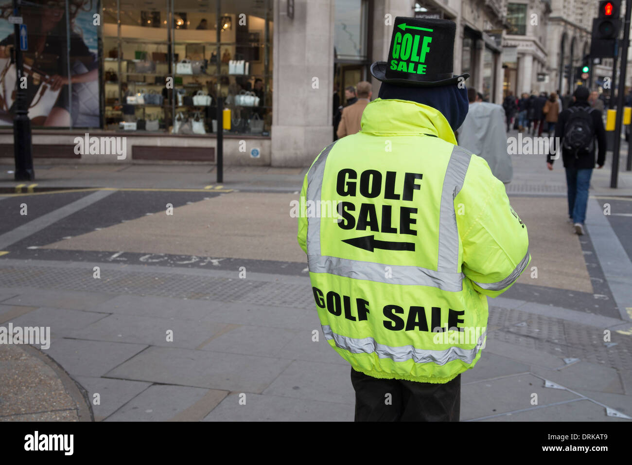 Menschlichen Werbetafel Golf Verkauf auf Mannes Jacke und Hut, high Vis Jacke beworben, Stockfoto
