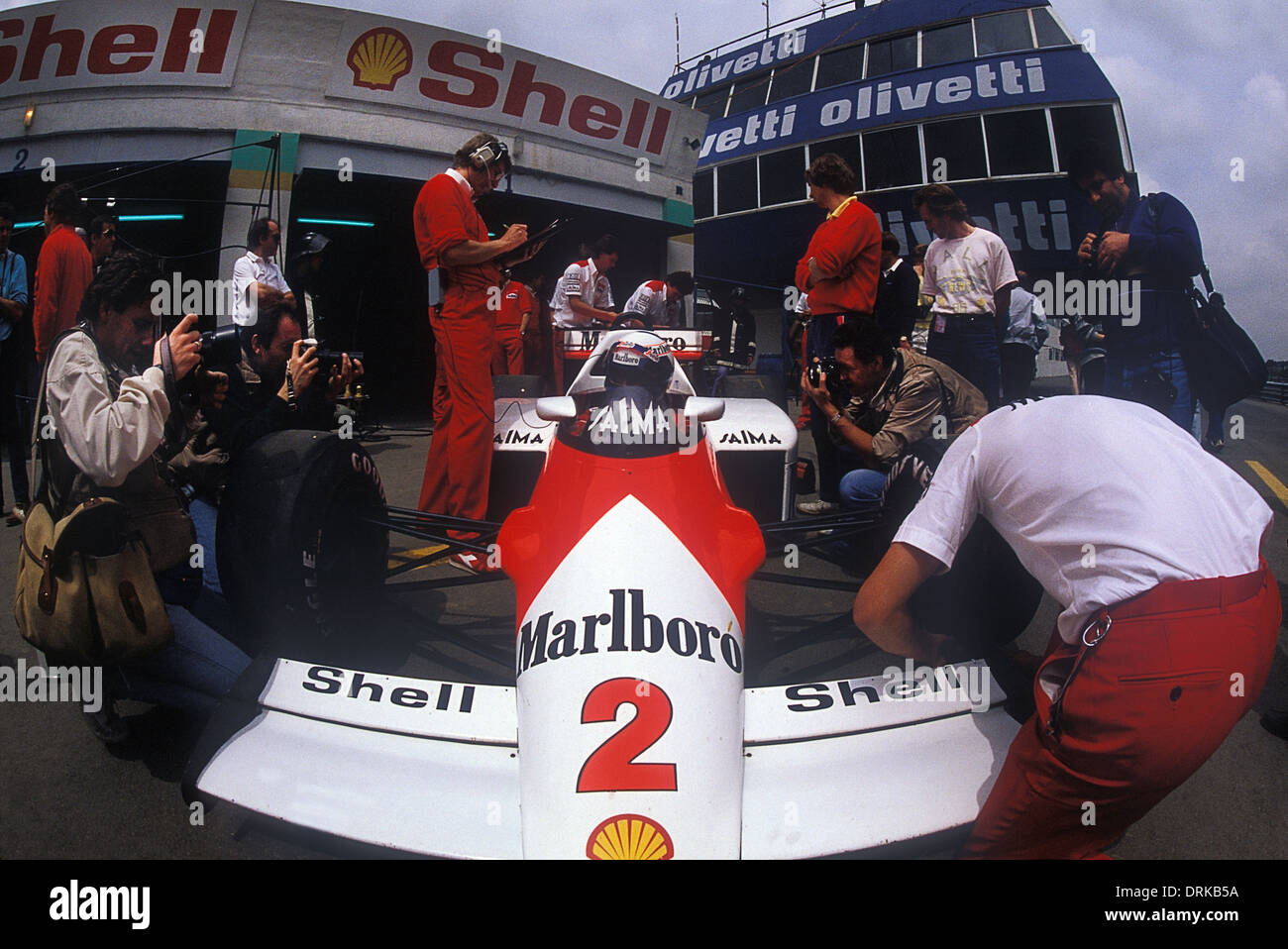 Alain Prost in seinem McLaren F1 Malboro - Auto in der Box 1985 portugiesischen GP Stockfoto
