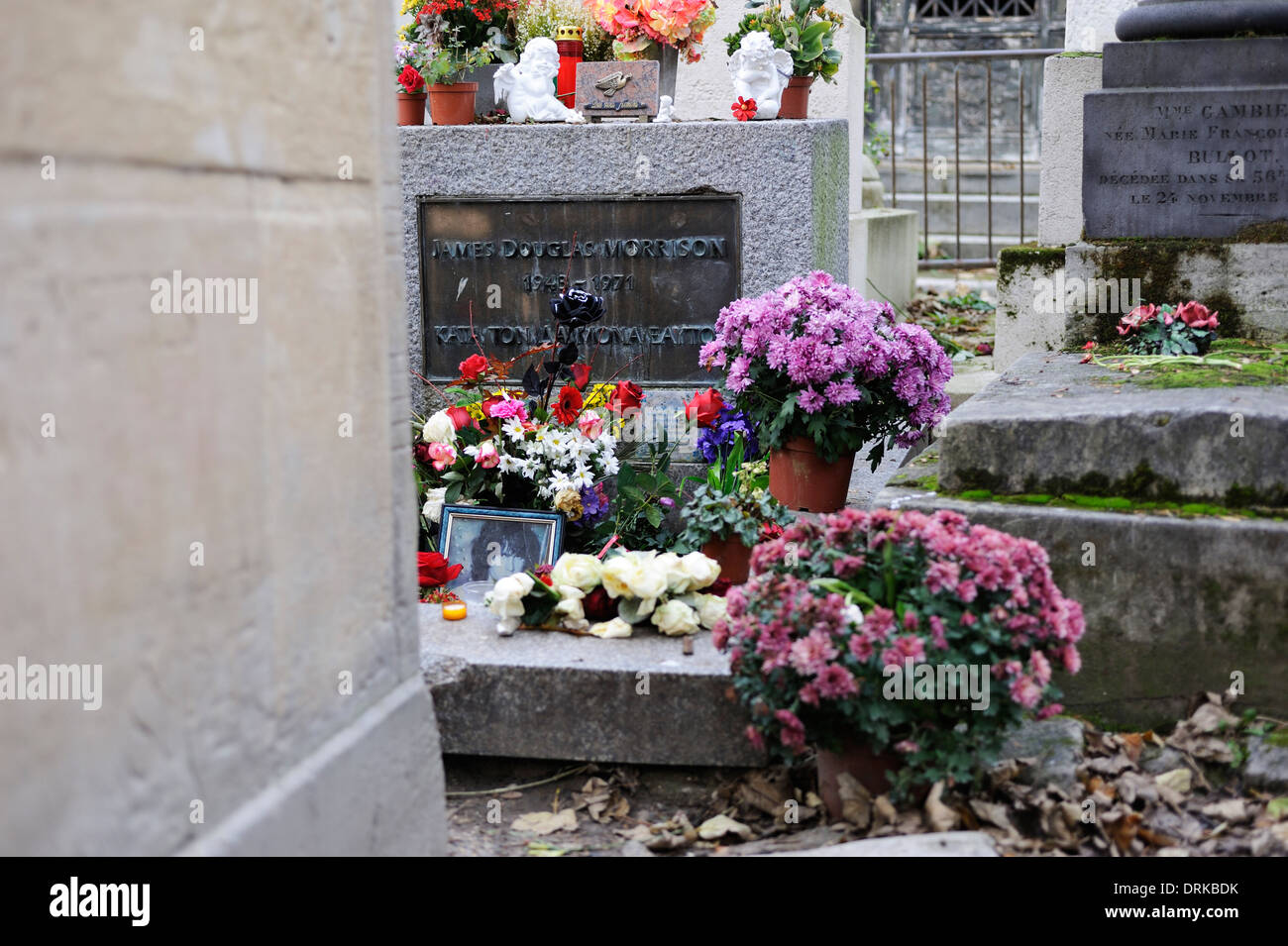 Stock Foto von dem Grab von Jim Morrison in den Pere Lachaise Friedhof in Paris Stockfoto