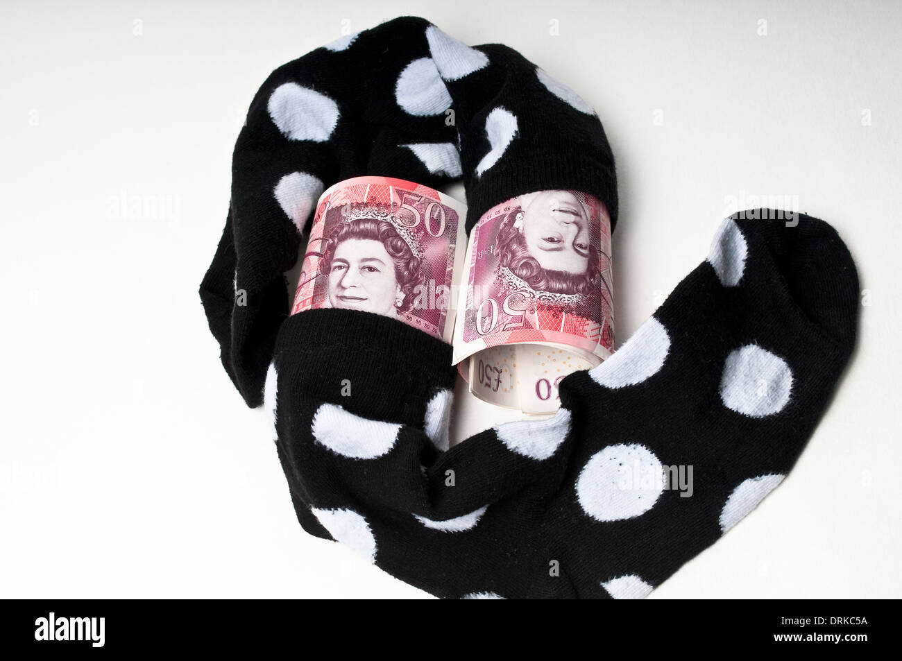 Fünfzig Pfund-Banknoten in ein paar Socken gestopft Stockfoto