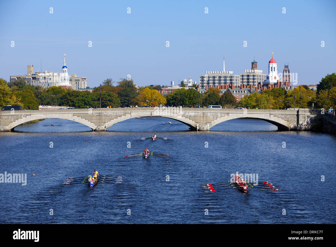 Sortierte Athleten Wriggen im Kopf des Karl auf den Charles River in Boston, Massachusetts Stockfoto