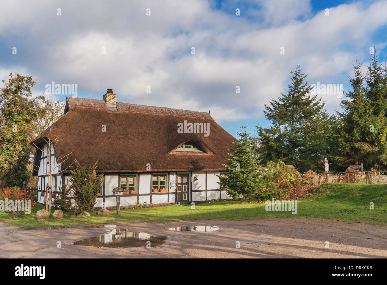 Fachwerkhaus mit Reetdach in Zirkow, Insel Rügen, Mecklenburg-Western Pomerania, Deutschland, Europa Stockfoto