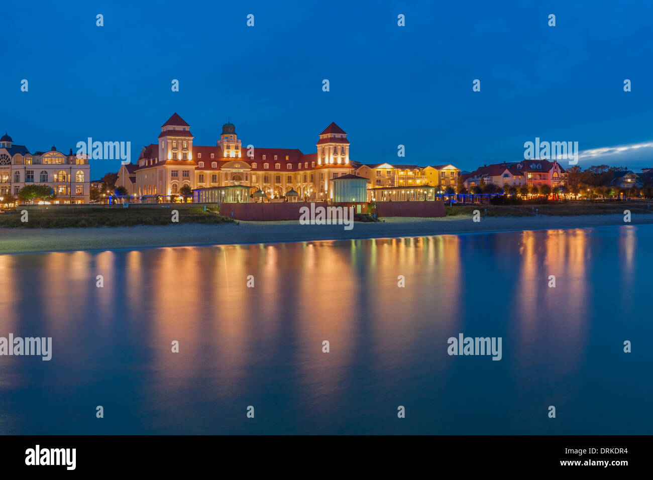 Kurhaus Binz in der Nacht. Ostsee resort Binz, Insel Rügen, Landkreis Vorpommern-Rügen, Mecklenburg-Western Pomerania, Deutschland Stockfoto