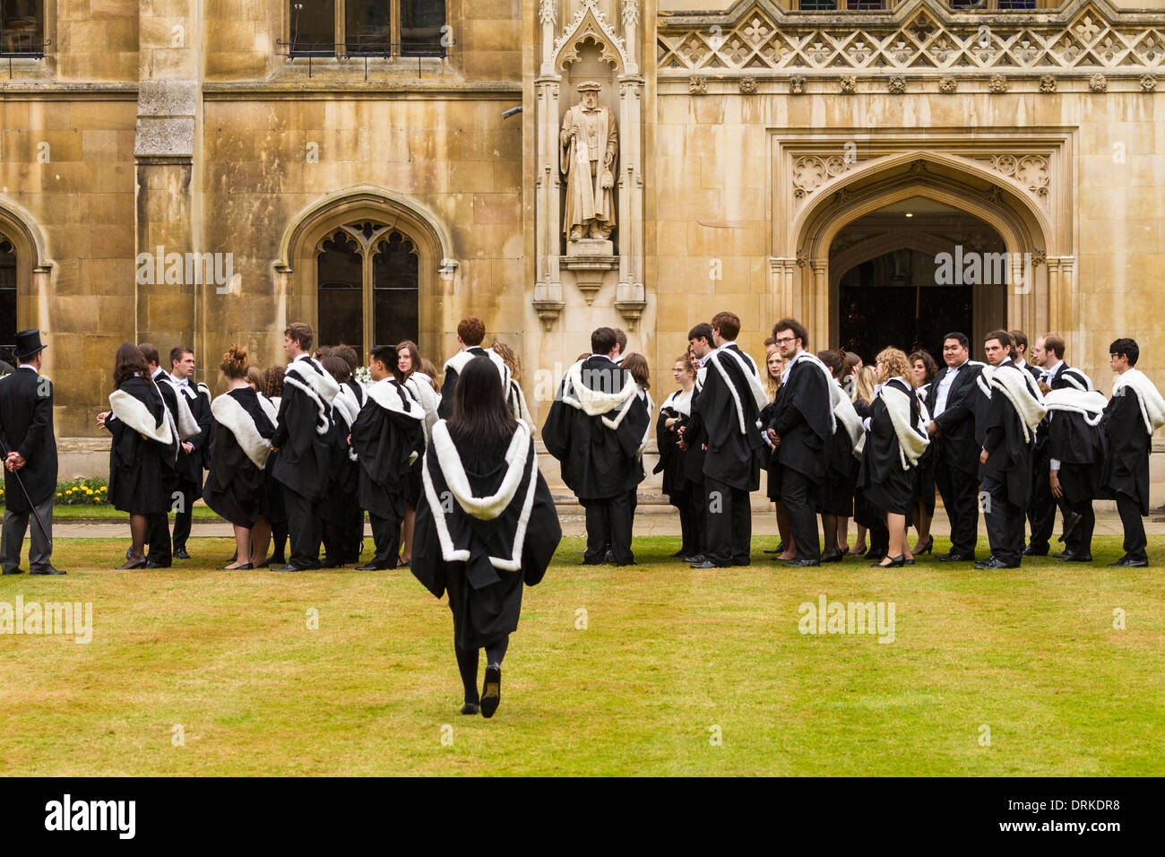 Cambridge University Studenten Kleider am Abschlusstag am Corpus Christi College, England Stockfoto