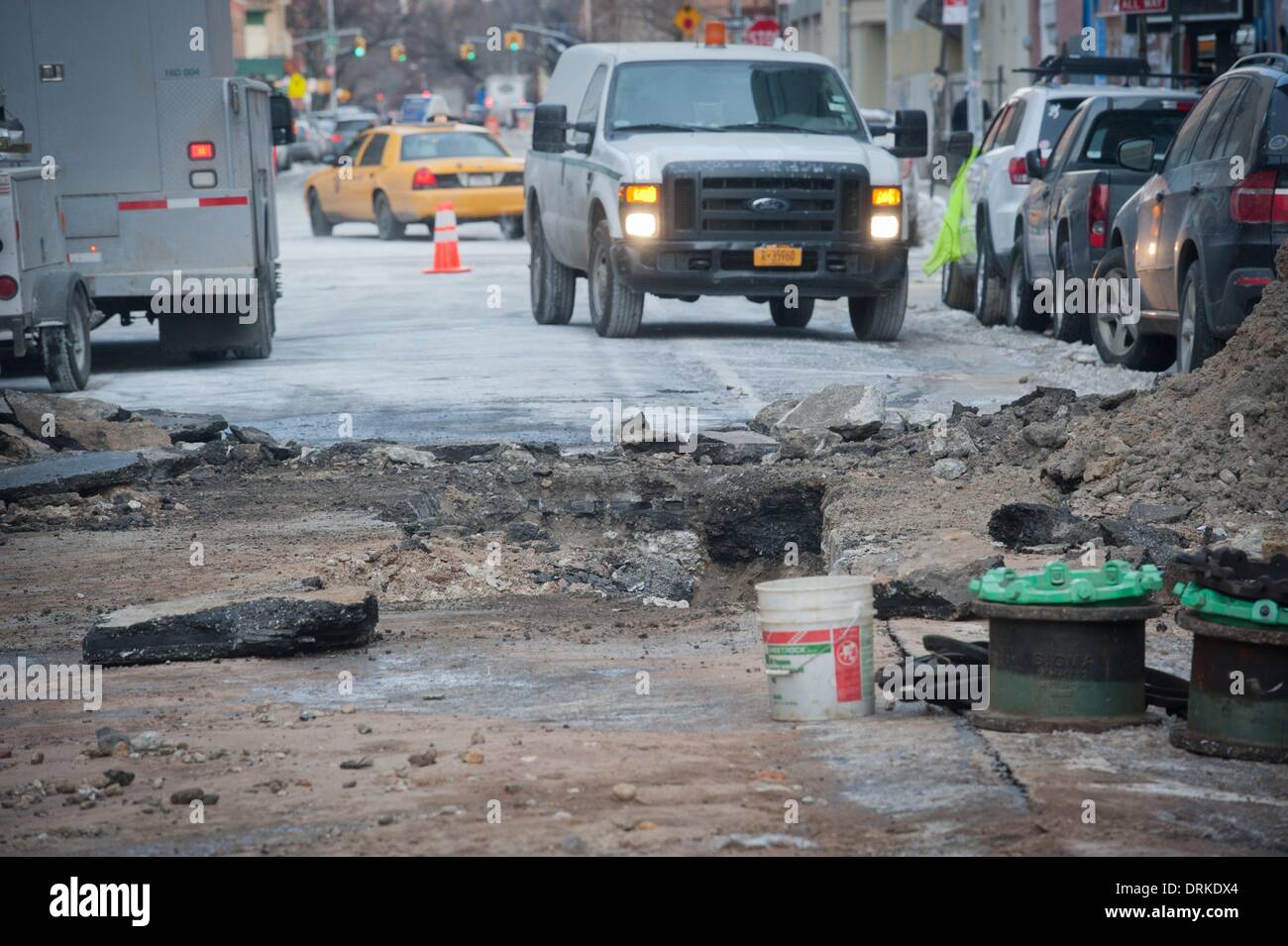 Manhattan, New York, USA. 28. Januar 2014. Abteilung Umweltschutz reagieren auf eine Hauptwasserleitung Pause auf Greenwich Street im West Village, Dienstag, 28. Januar 2014. Der Bruch ereignete sich um ca. 01:00 Vormittag Überflutung der Straße mit Wasser und Sand. Bildnachweis: Bryan Smith/ZUMAPRESS.com/Alamy Live-Nachrichten Stockfoto