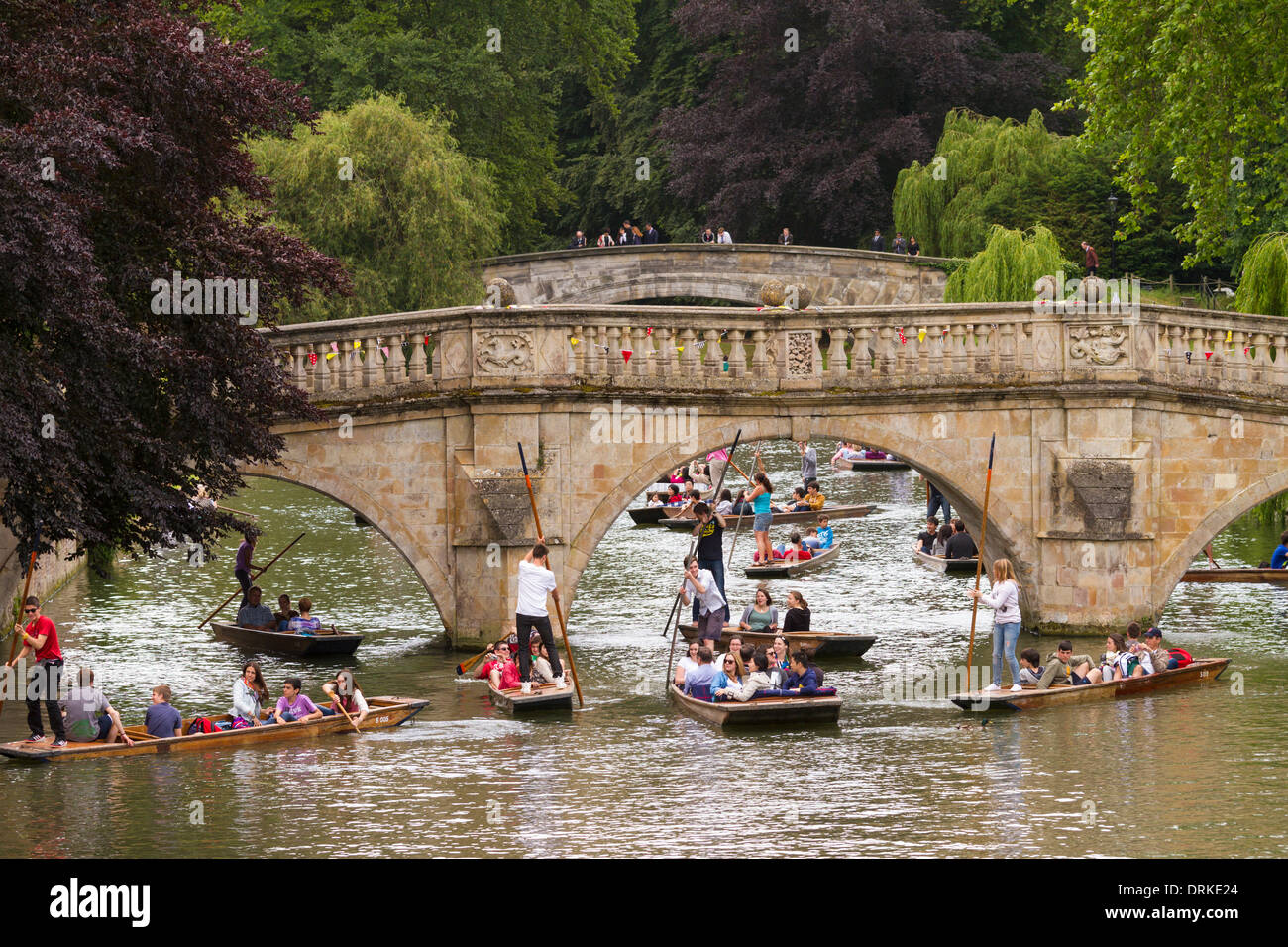 Menschen, die Wetten auf River Cam Clare Bridge Hintergrund, Cambridge, England Stockfoto