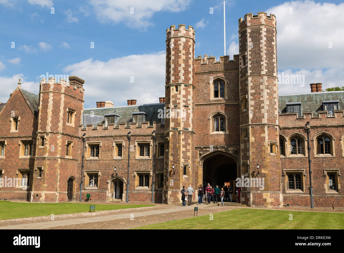 Touristen besuchen St. Johns College in Cambridge, England an sonnigen Tag Stockfoto