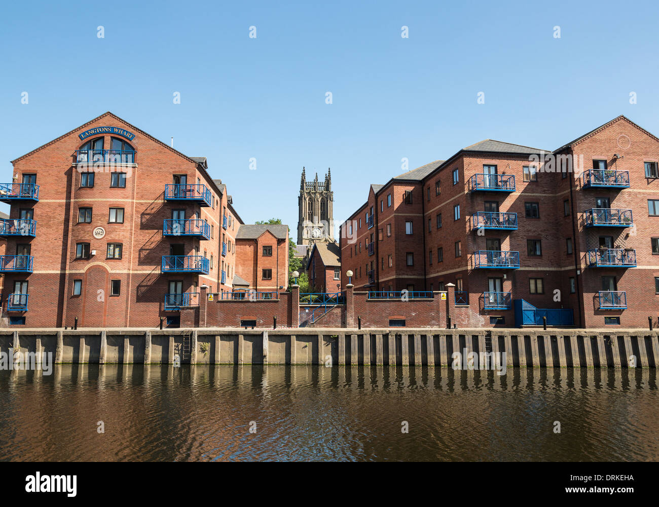 Wohnsiedlung in Langtons Wharf, Fluss Aire in The Calls, Leeds, England Stockfoto