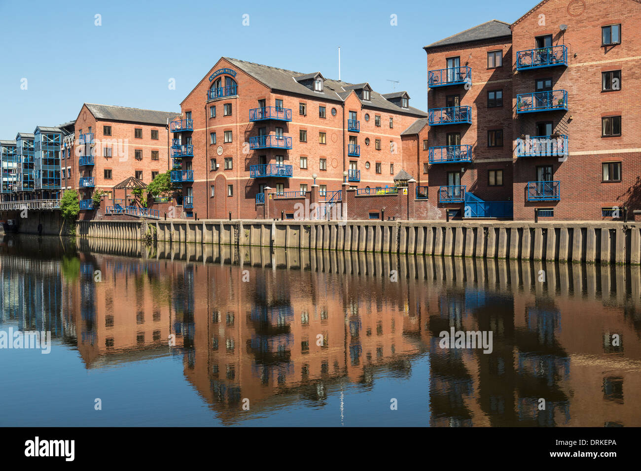 Wohnsiedlung in Langtons Wharf, Fluss Aire in The Calls, Leeds, England Stockfoto