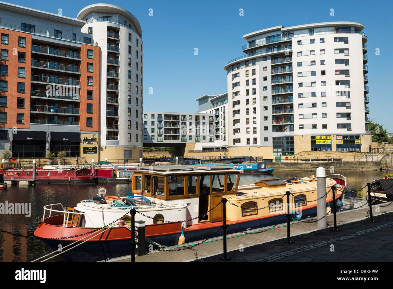 Boote und Mehrfamilienhäuser am Clarence Dock, Leeds, England Stockfoto