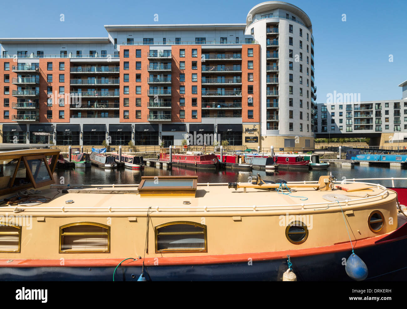 Boote und Mehrfamilienhäuser am Clarence Dock, Leeds, England Stockfoto