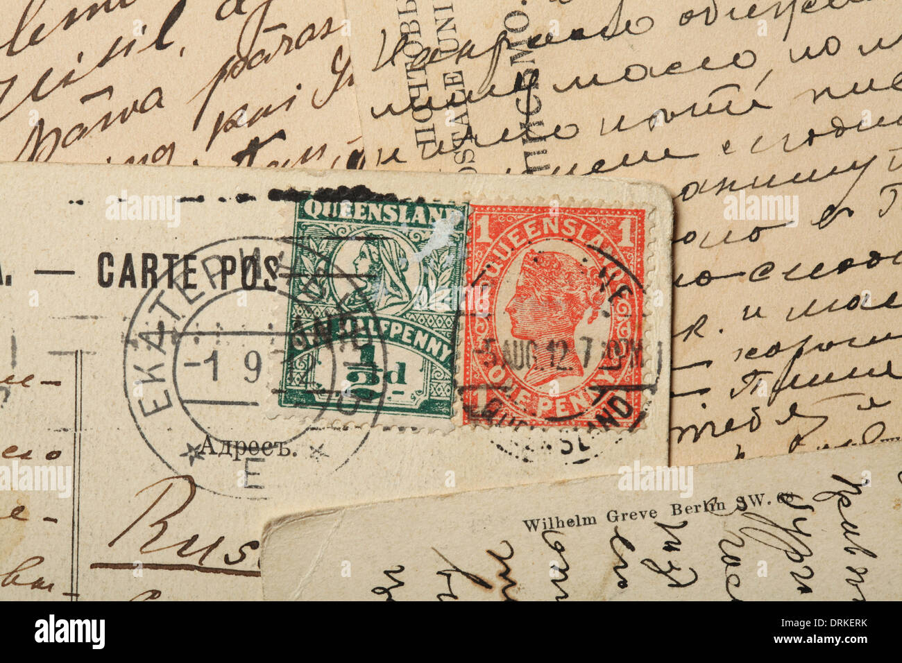 Königin Victoria Briefmarken, Australien, Queensland. Einen Penny rot Stempel, 1897-1911. Einen halben Penny grünen Stempel. Alte Postkarten. Stockfoto