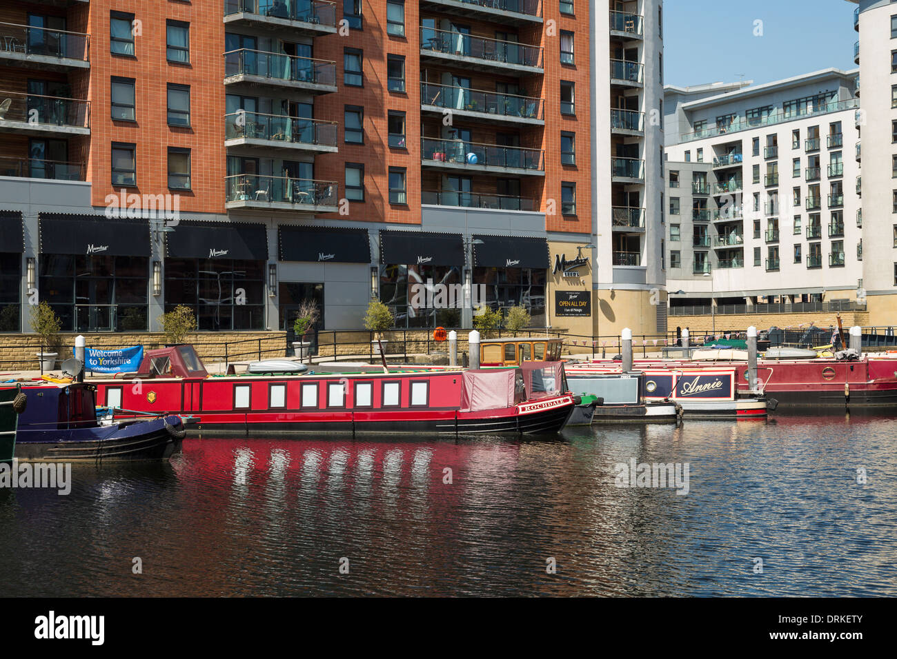 Mumtaz Restaurant Boote und Mehrfamilienhäuser am Clarence Dock, Leeds, England Stockfoto