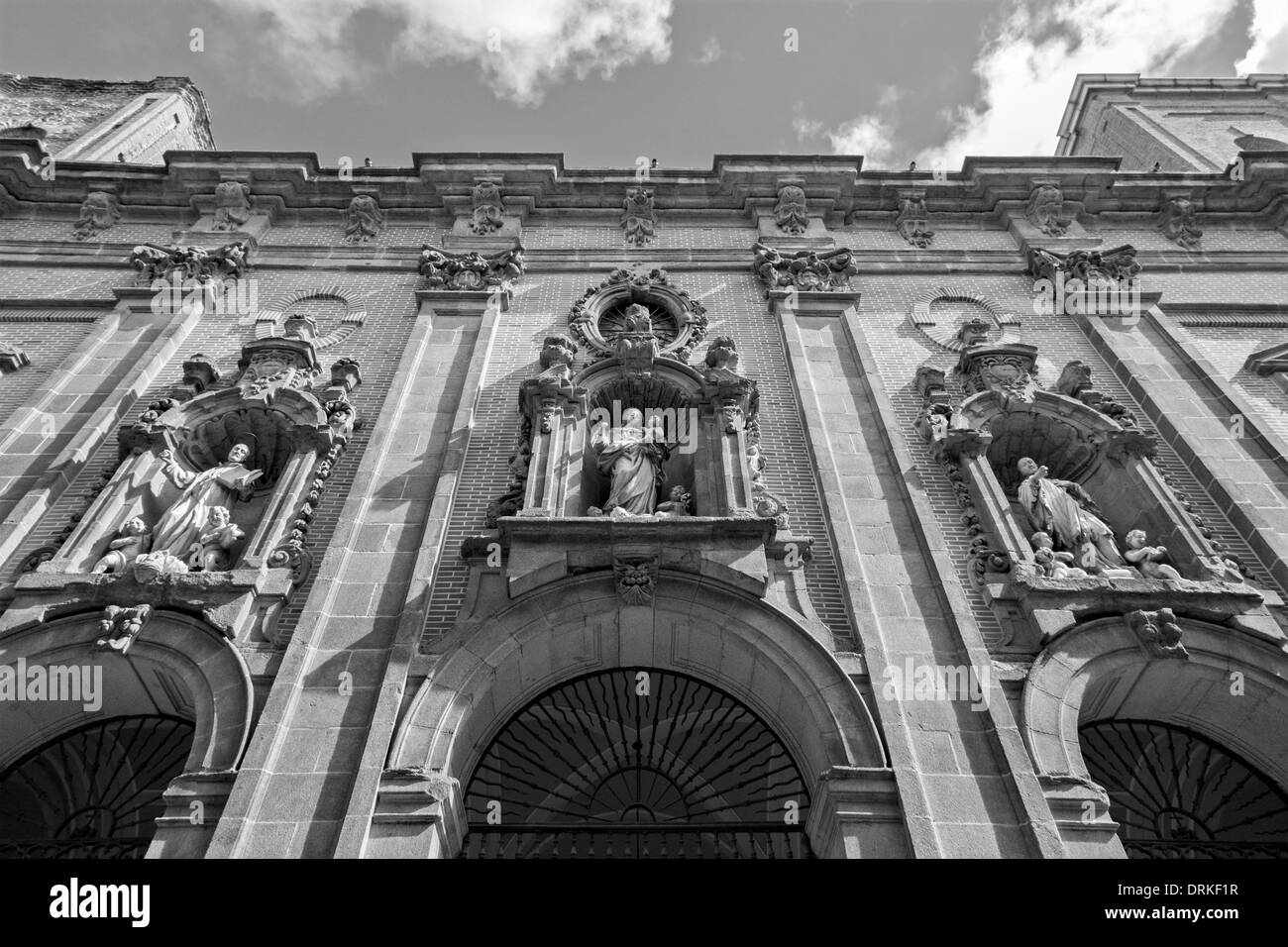 MADRID, Spanien - 10. März 2013: Fassade des barocken Kirche San Millan e San Cayetano. Stockfoto