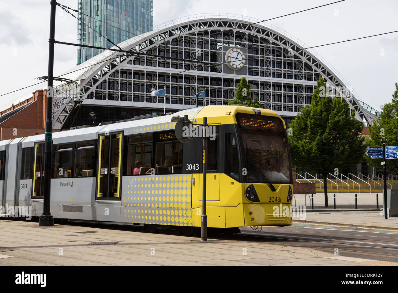 Metrolink Straßenbahn Pässe G-MEX Center Stadtzentrum von Manchester, England Stockfoto