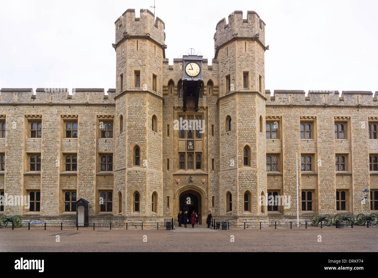 Waterloo-Kaserne mit dem Juwel-Haus, der Speicherstätte der britischen Kronjuwelen UNESCO Welt Kulturerbe, Tower of London, England, Vereinigtes Königreich, Europa - 2013. Stockfoto