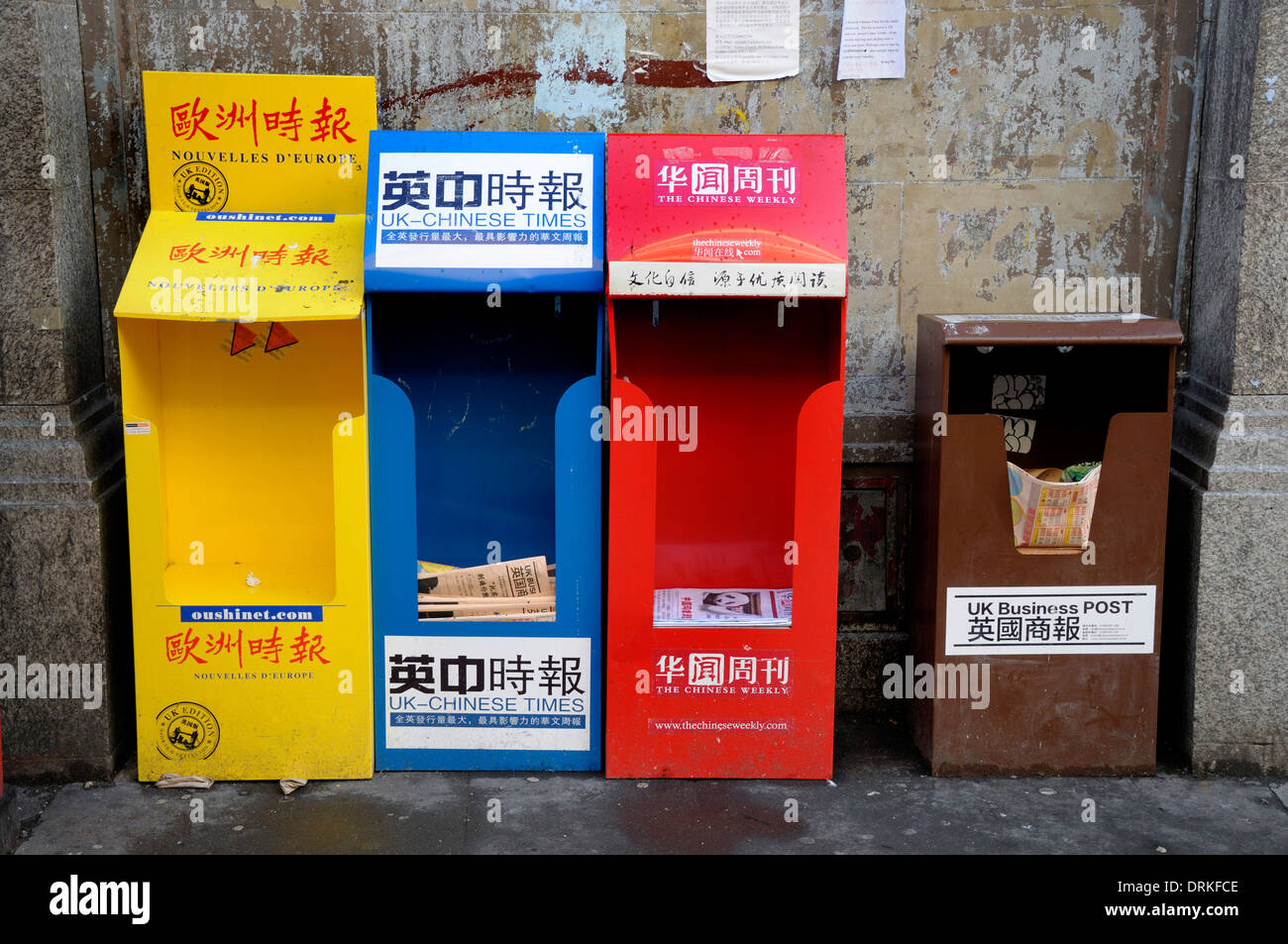 London, England, Vereinigtes Königreich. Kostenlose chinesische Sprache Zeitungen in Chinatown Stockfoto