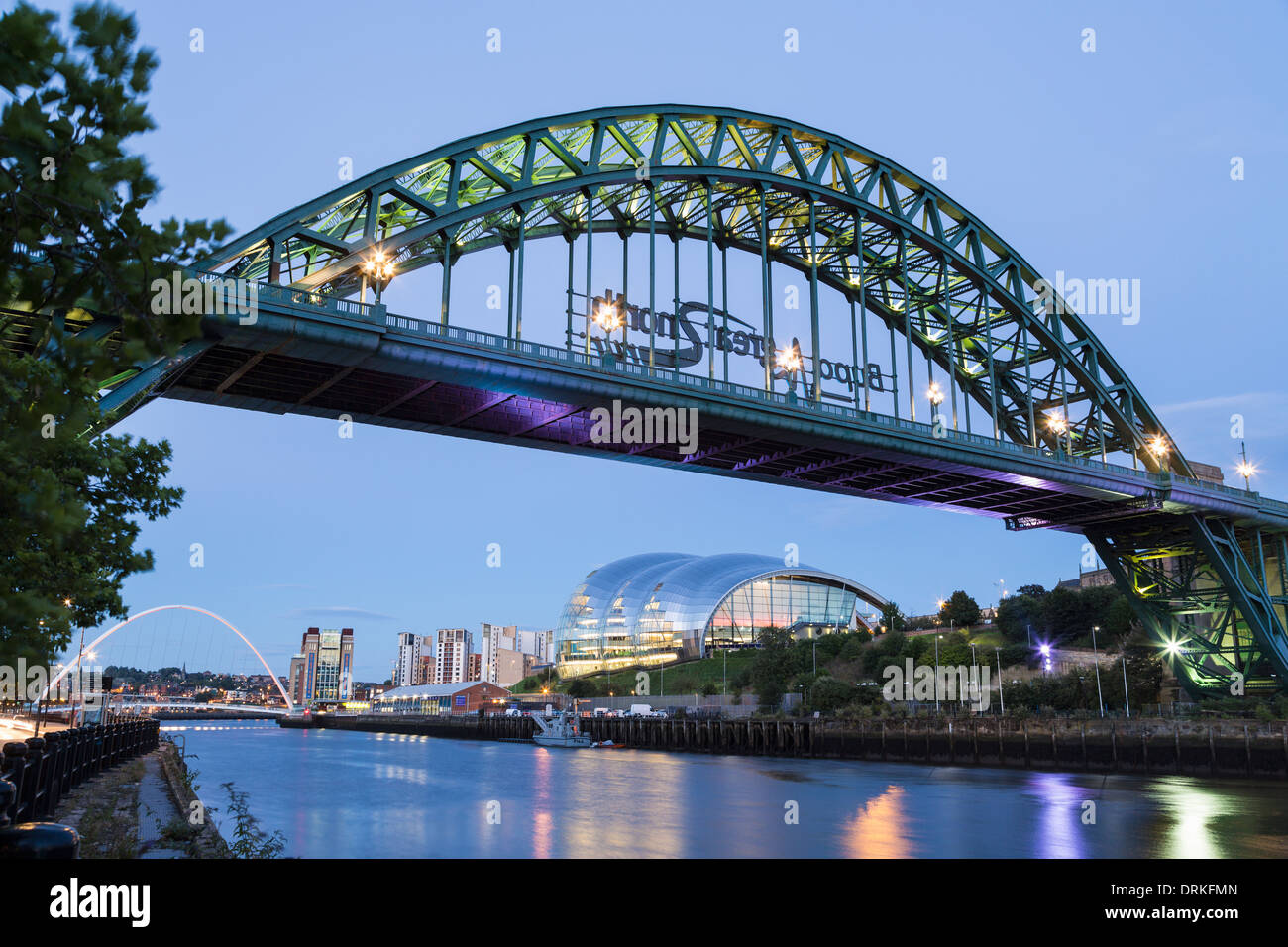 Die Tyne Bridge und The Sage in der Abenddämmerung, Newcastle am Tyne, England Stockfoto