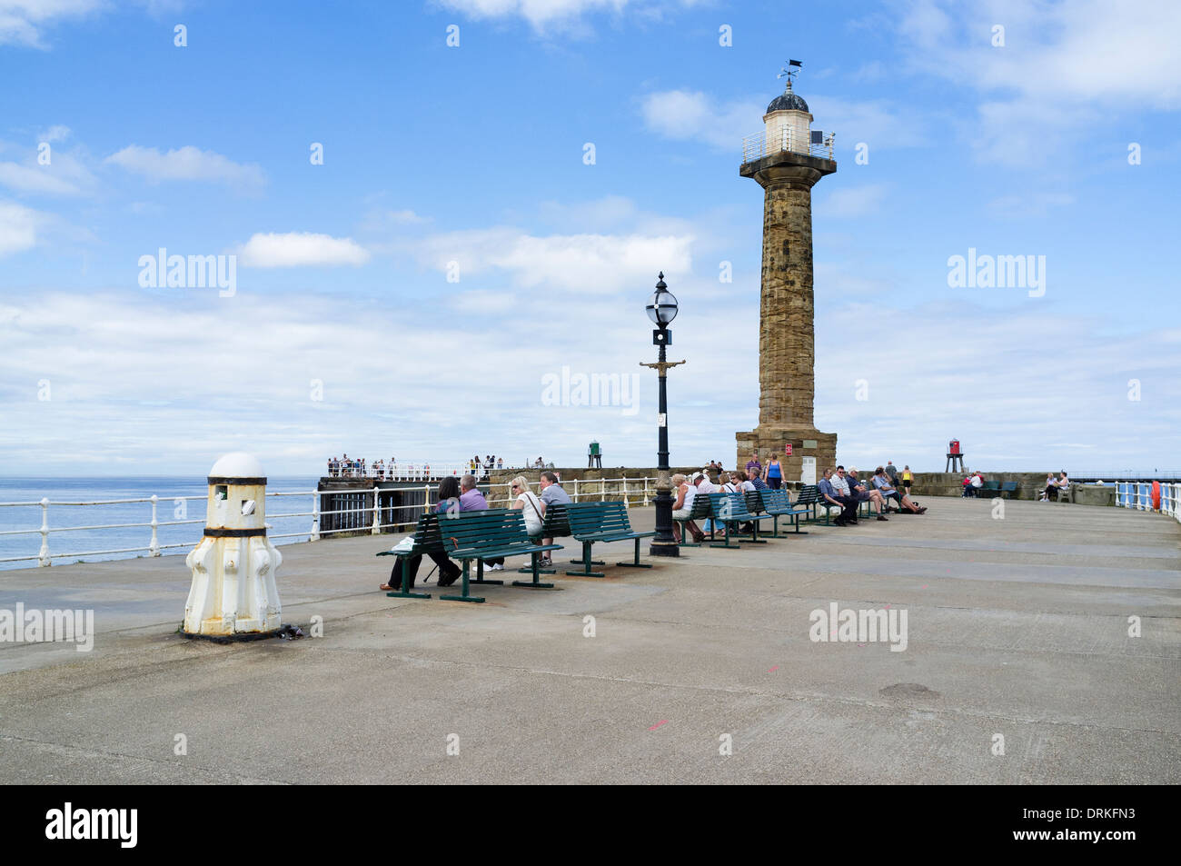 Whitby West Pier und Leuchtturm Stockfoto