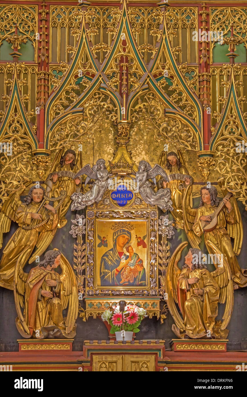 Wien - Teil des neuen gotischen hölzerne polychrome Seitenaltar mit Madonna-Symbol in der gotischen Kirche Maria bin Gestade. Stockfoto