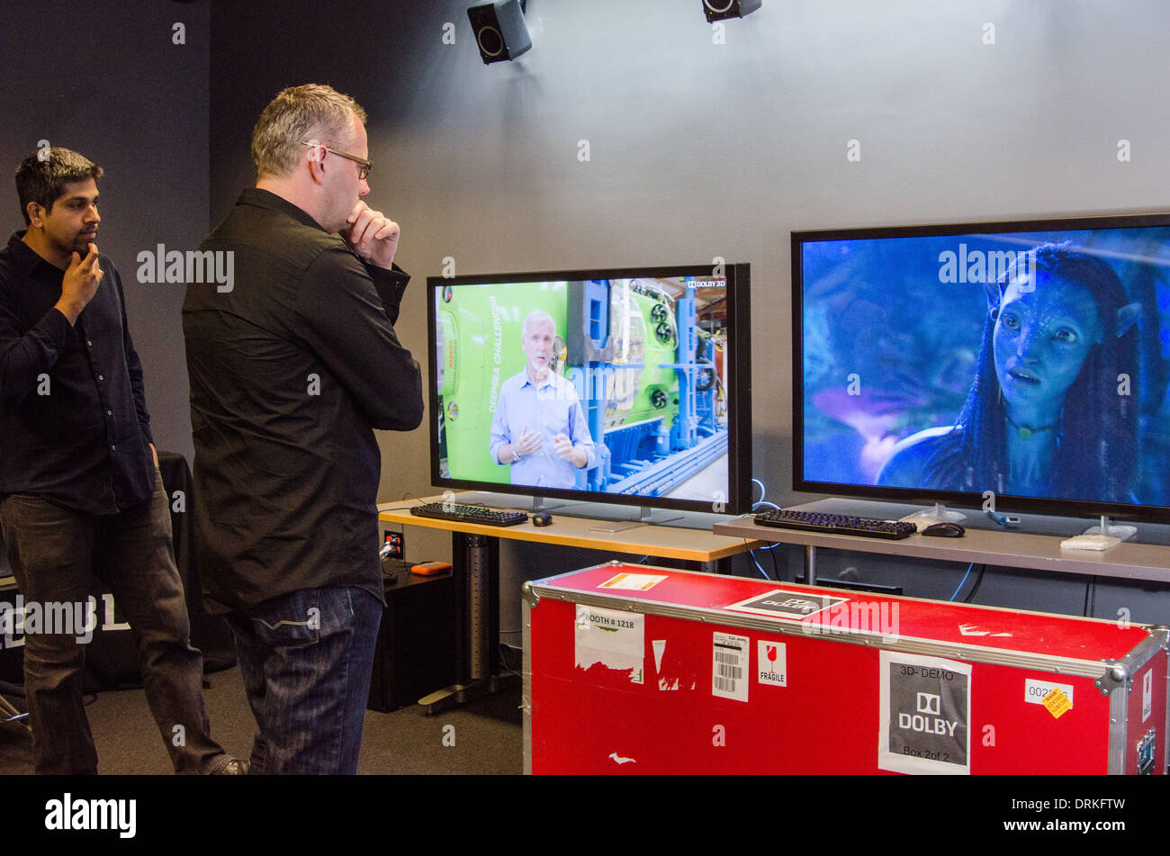 Werfen Sie einen Blick bei Film-Blockbuster "Avatar" in Dolby 3D, Dolby Manager Roland Vlaicu (rechts) und Ingenieur Prasad Balasubramanian. Die neue Technologie ermöglicht es dem Zuschauer, die dritte Dimension zu genießen, ohne Brille. Avatar-Regisseur James Cameron (auf monito Stockfoto
