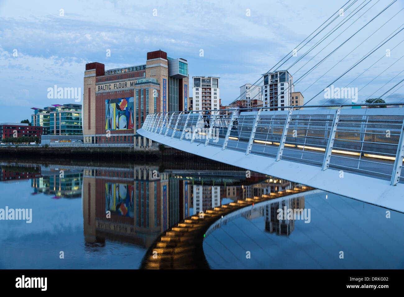 Gateshead Millennium Bridge und baltischen Mühle Kunstzentrum, Newcastle am Tyne, England Stockfoto