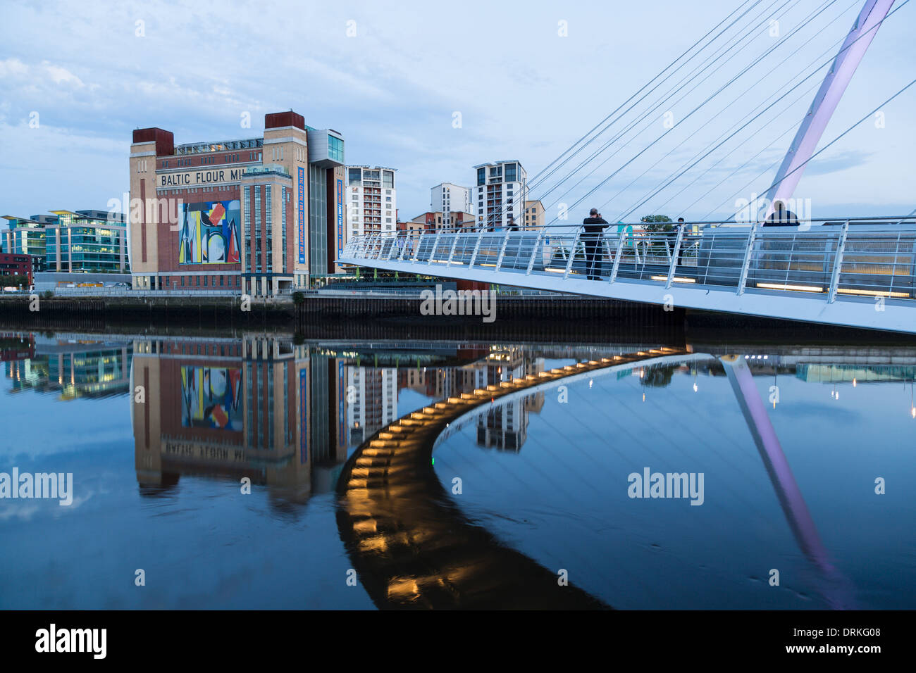 Gateshead Millennium Bridge und baltischen Mühle Kunstzentrum, Newcastle am Tyne, England Stockfoto