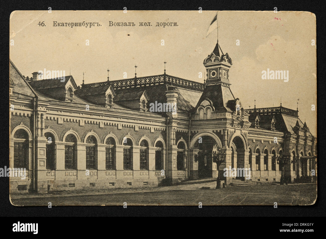 Bahnhof auf der Transsibirischen Eisenbahn in Jekaterinburg, Russisches Reich. Schwarz-Weiß-Vintage-Fotografie des russischen Fotografen Veniamin Metenkov vom Anfang des 20. Jahrhunderts, herausgegeben in der russischen Vintage-Postkarte, die von Veniamin Metenkov selbst in Jekaterinburg herausgegeben wurde. Text auf Russisch: Jekaterinburg. Bahnhof. Mit freundlicher Genehmigung der Azoor Postcard Collection. Stockfoto