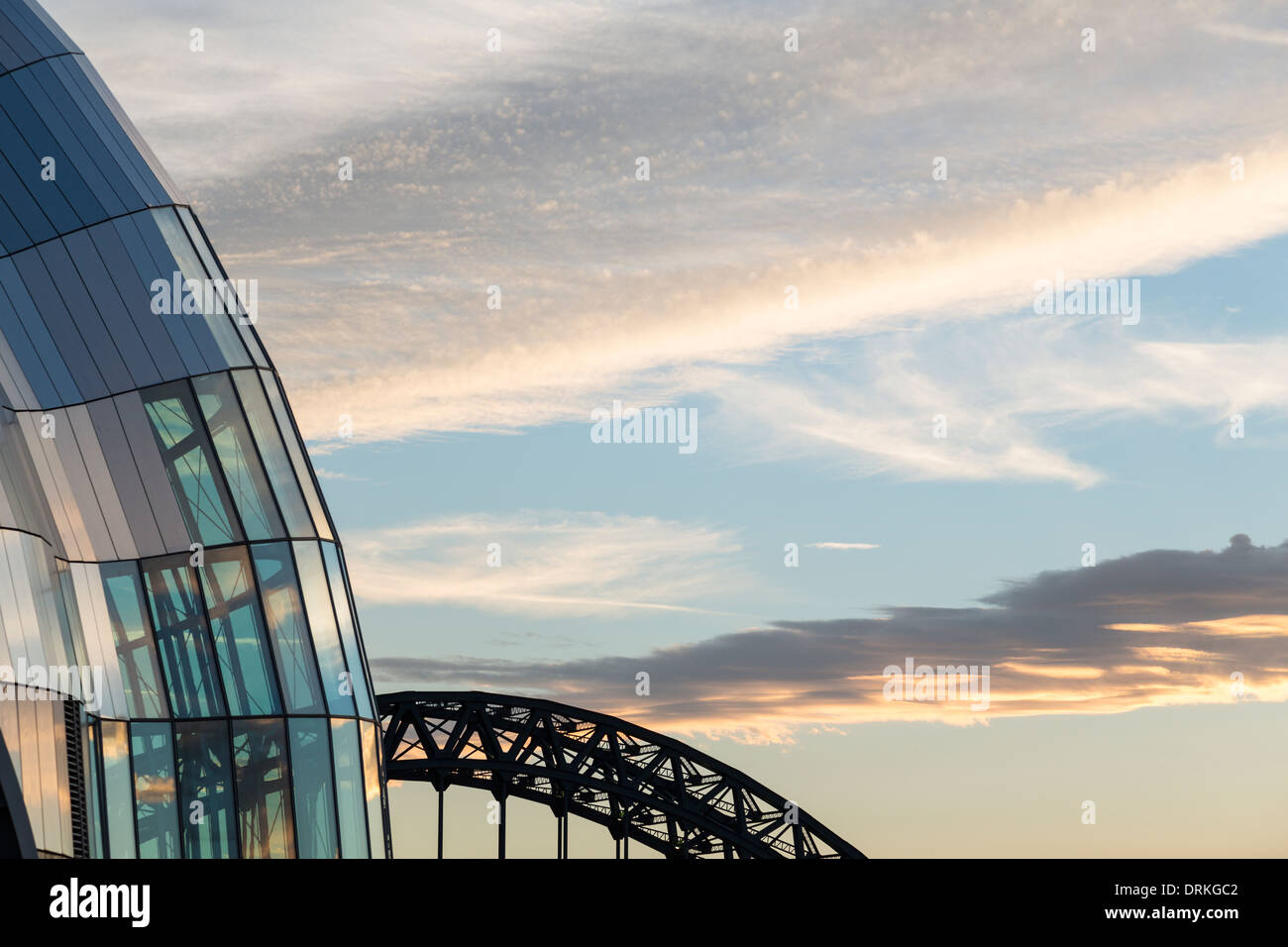 Der Salbei und Tyne Brücke bei Sonnenuntergang, Newcastle Upon Tyne, England Stockfoto