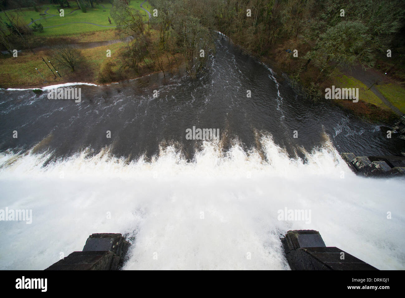 Überlauf Wasser Kaskadierung über Lake Vyrnwy Reservoir Verdammung, Powys, Wales Stockfoto