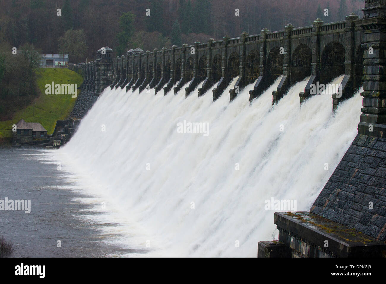 Überlauf Wasser Kaskadierung über Lake Vyrnwy Reservoir Verdammung, Powys, Wales Stockfoto