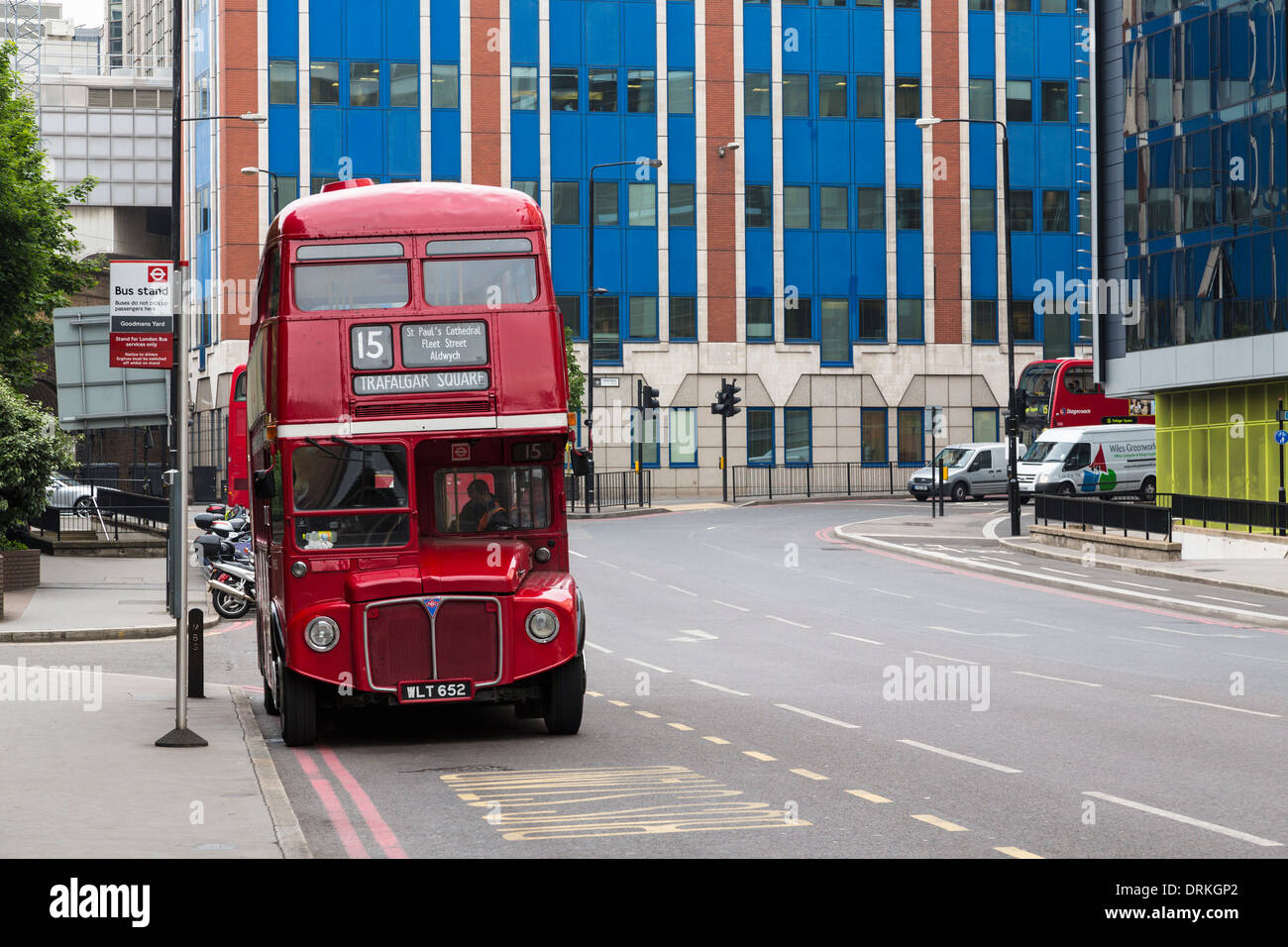 Traditionelle Londoner rot Routemaster Bus an Bushaltestelle, London ...