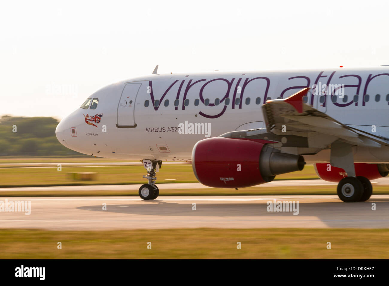 Virgin Atlantic Airbus A320 auf Start-und Landebahn für ausziehen Manchester Airport Stockfoto