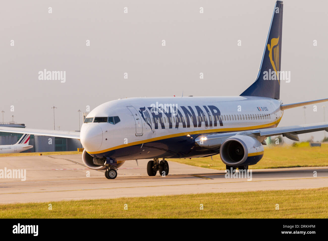 Ryanair Boeing 737 auf der Piste für ausziehen Manchester Airport Stockfoto