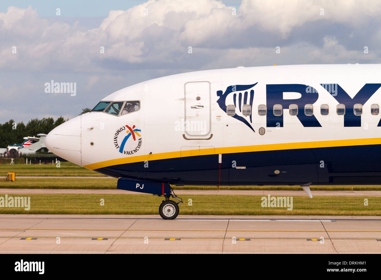 Ryanair Boeing 737 auf der Piste für ausziehen Manchester Airport Stockfoto