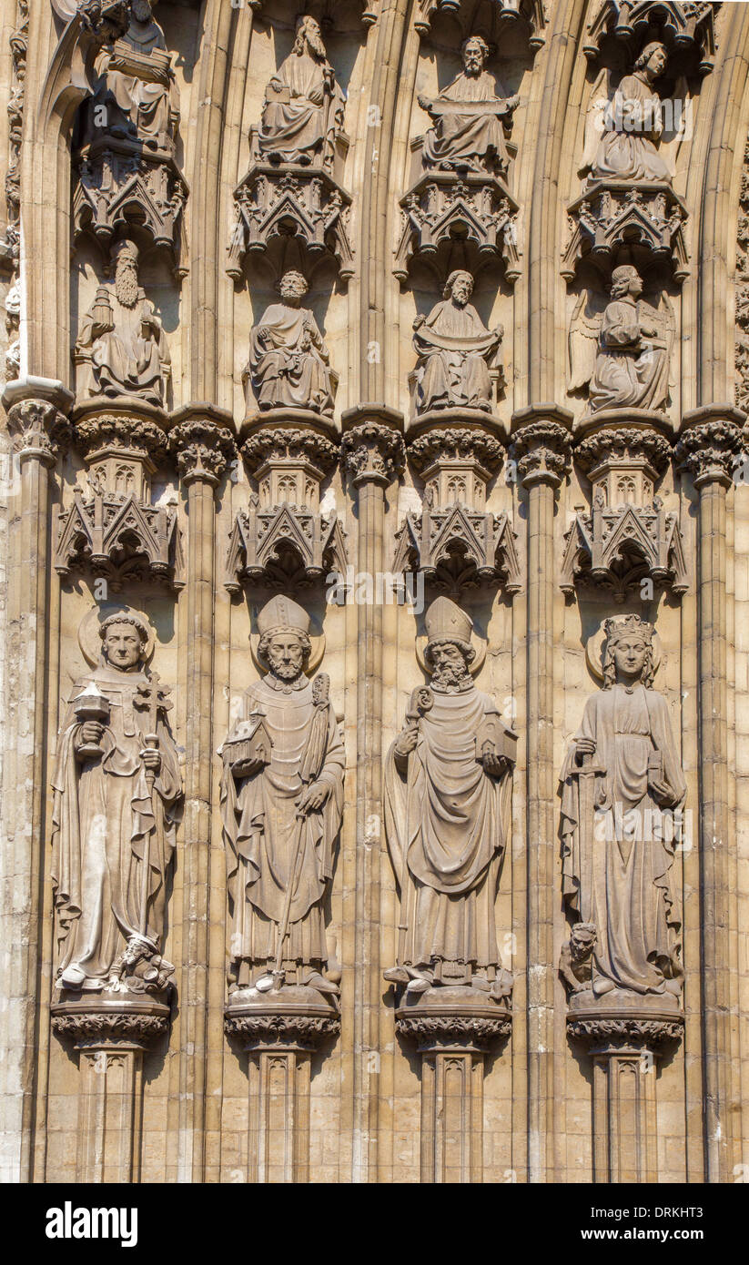 Antwerpen, Belgien - 5. September 2013: Holys auf dem Hauptportal der Kathedrale unserer lieben Frau. Stockfoto