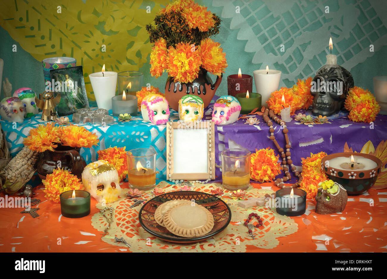 Traditionellen mexikanischen Tag der Toten Altar mit Zucker Schädel und Kerzen Stockfoto