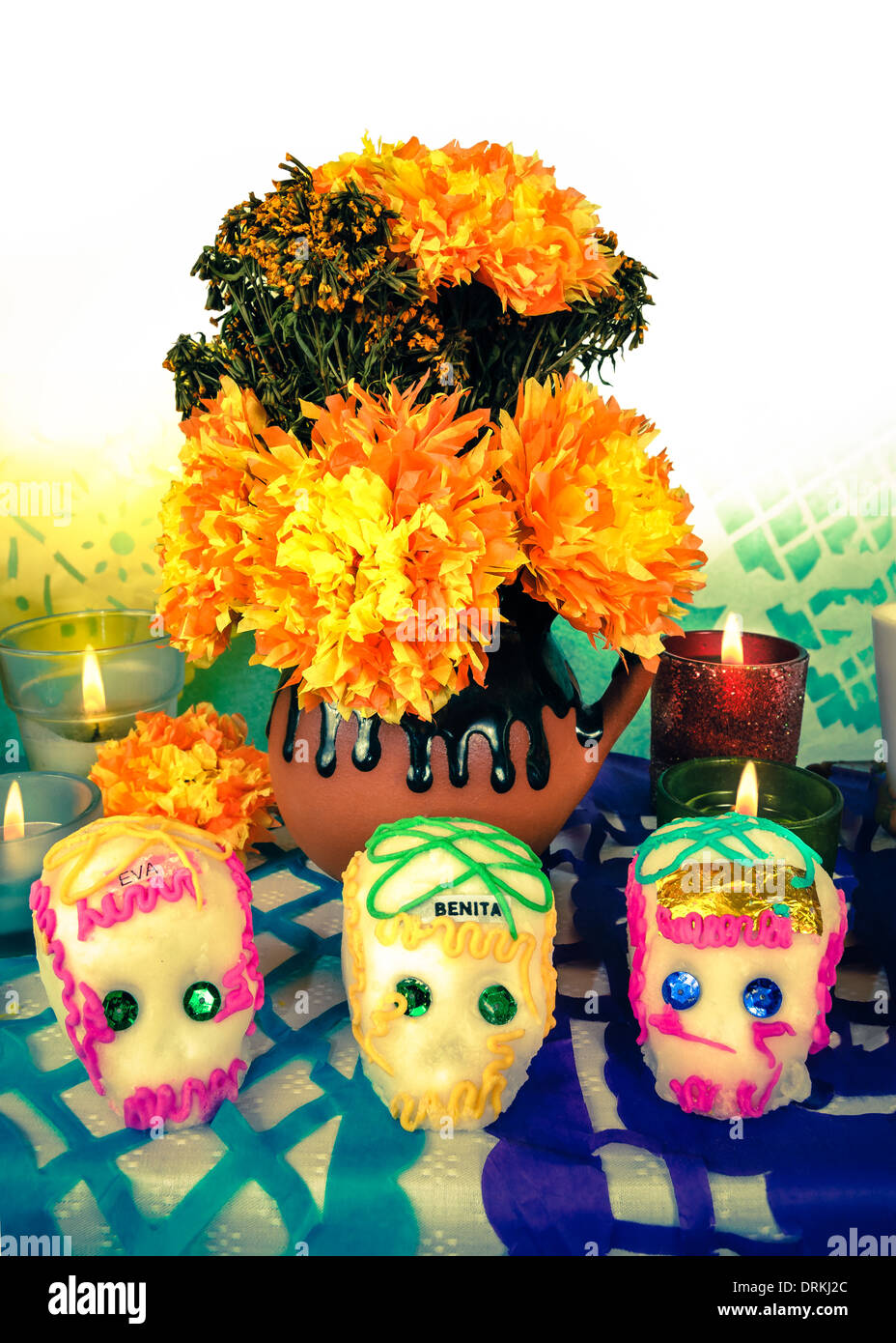 Traditionellen mexikanischen Tag der Toten Altar mit Zucker Schädel Blumen und Kerzen Stockfoto