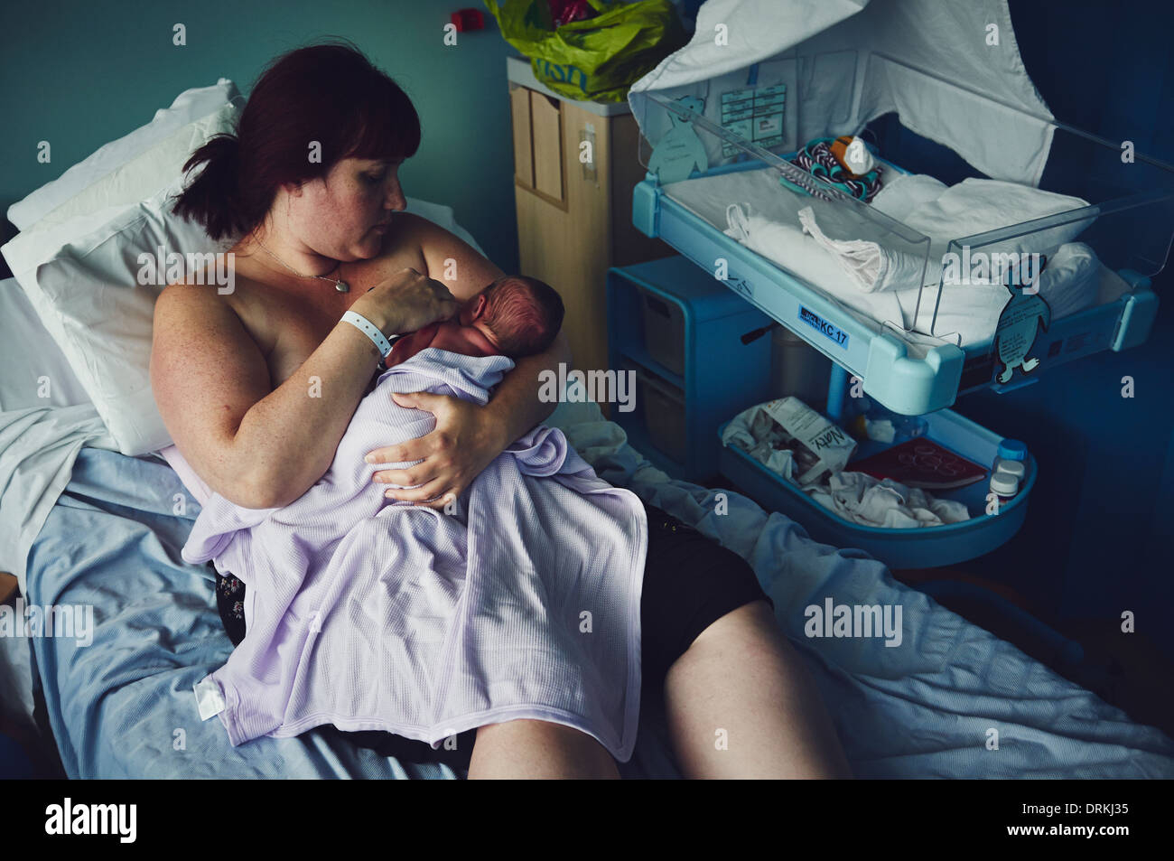 Eine stillende Mutter gegründet mit einem Neugeborenen Baby auf einer Entbindungsstation Stockfoto