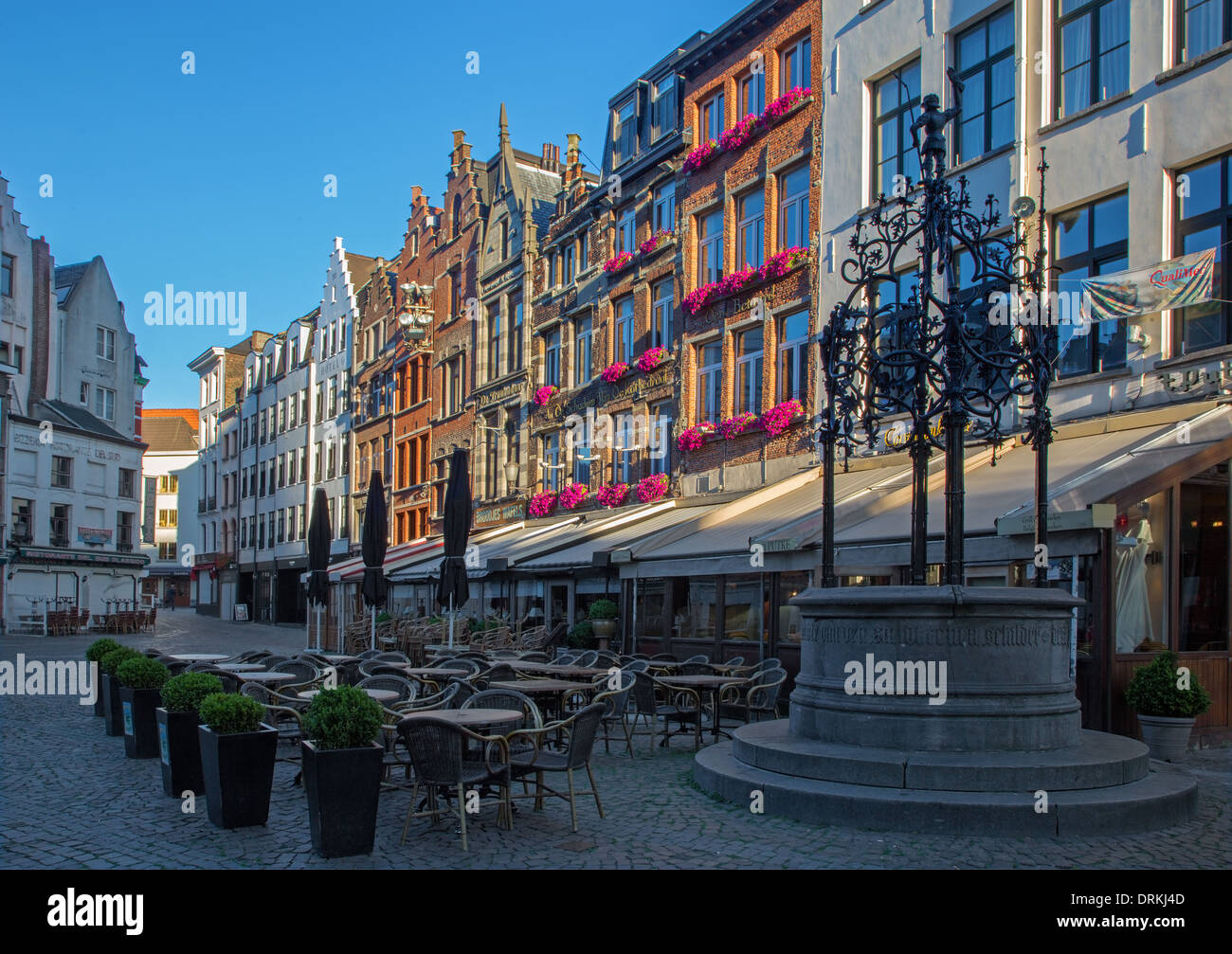 Antwerpen, Belgien - 5. September 2013: Blauwmoezelstraat - Straße in der Nähe der Kathedrale Notre-Dame im Morgenlicht. Stockfoto