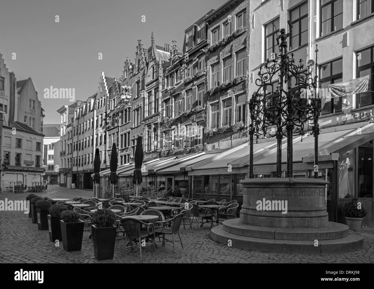 Antwerpen, Belgien - 5. September 2013: Blauwmoezelstraat - Straße in der Nähe der Kathedrale Notre-Dame im Morgenlicht. Stockfoto