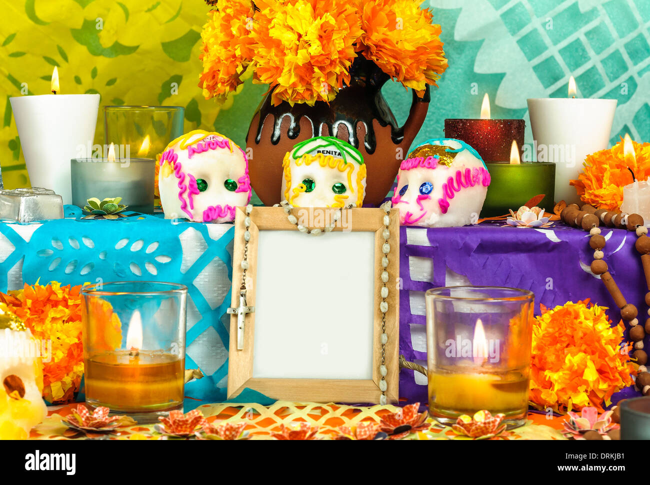 Traditionellen mexikanischen Tag der Toten Altar mit Fotorahmen, Zucker Schädel Blumen und Kerzen Stockfoto
