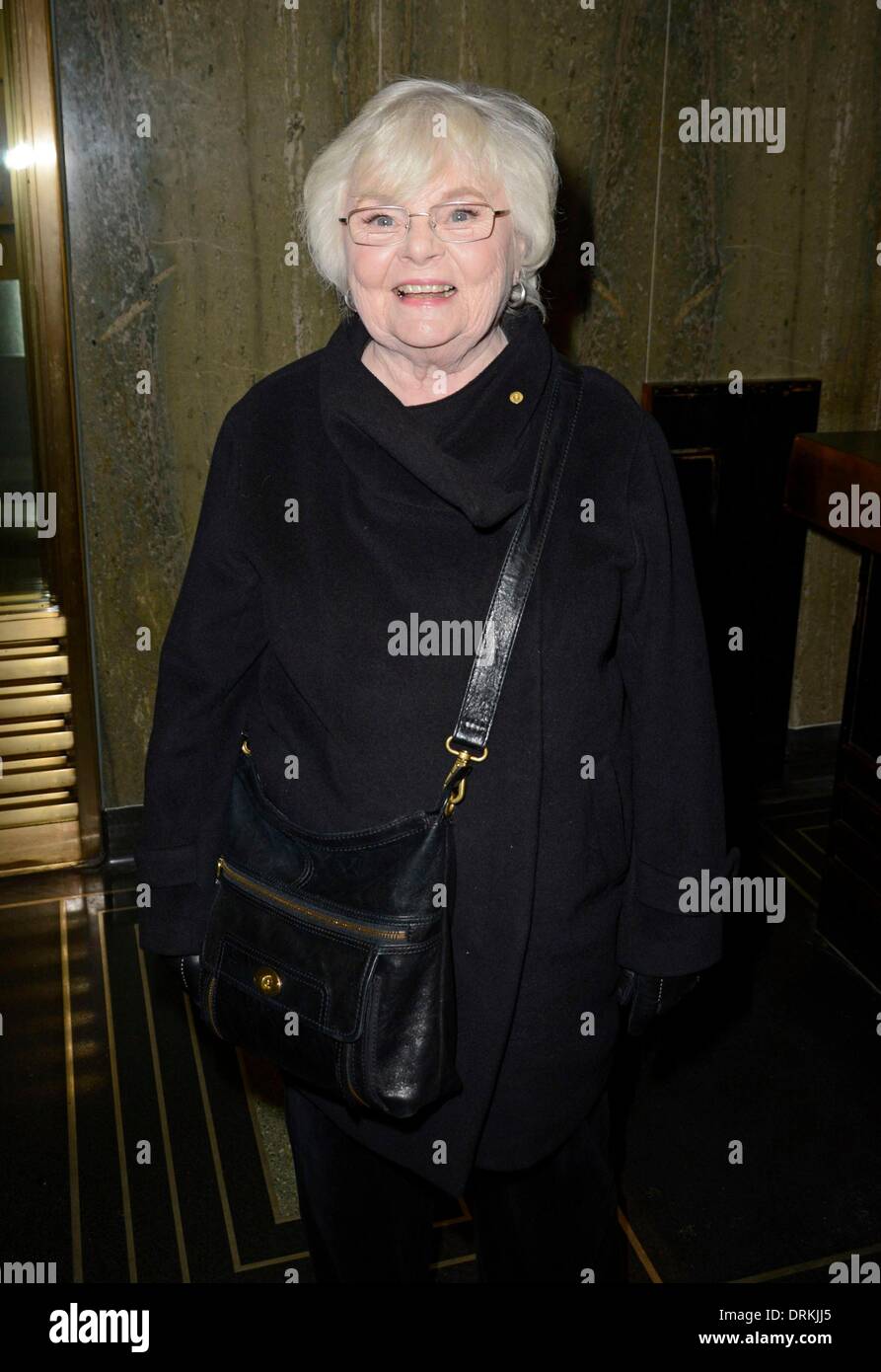 New York, NY, USA. 28. Januar 2014. June Squibb bei Talkshow auftritt für Promi-Schnappschüsse bei NBC New York leben, NBC Studios, New York, NY 28. Januar 2014. Bildnachweis: Derek Sturm/Everett Collection/Alamy Live-Nachrichten Stockfoto
