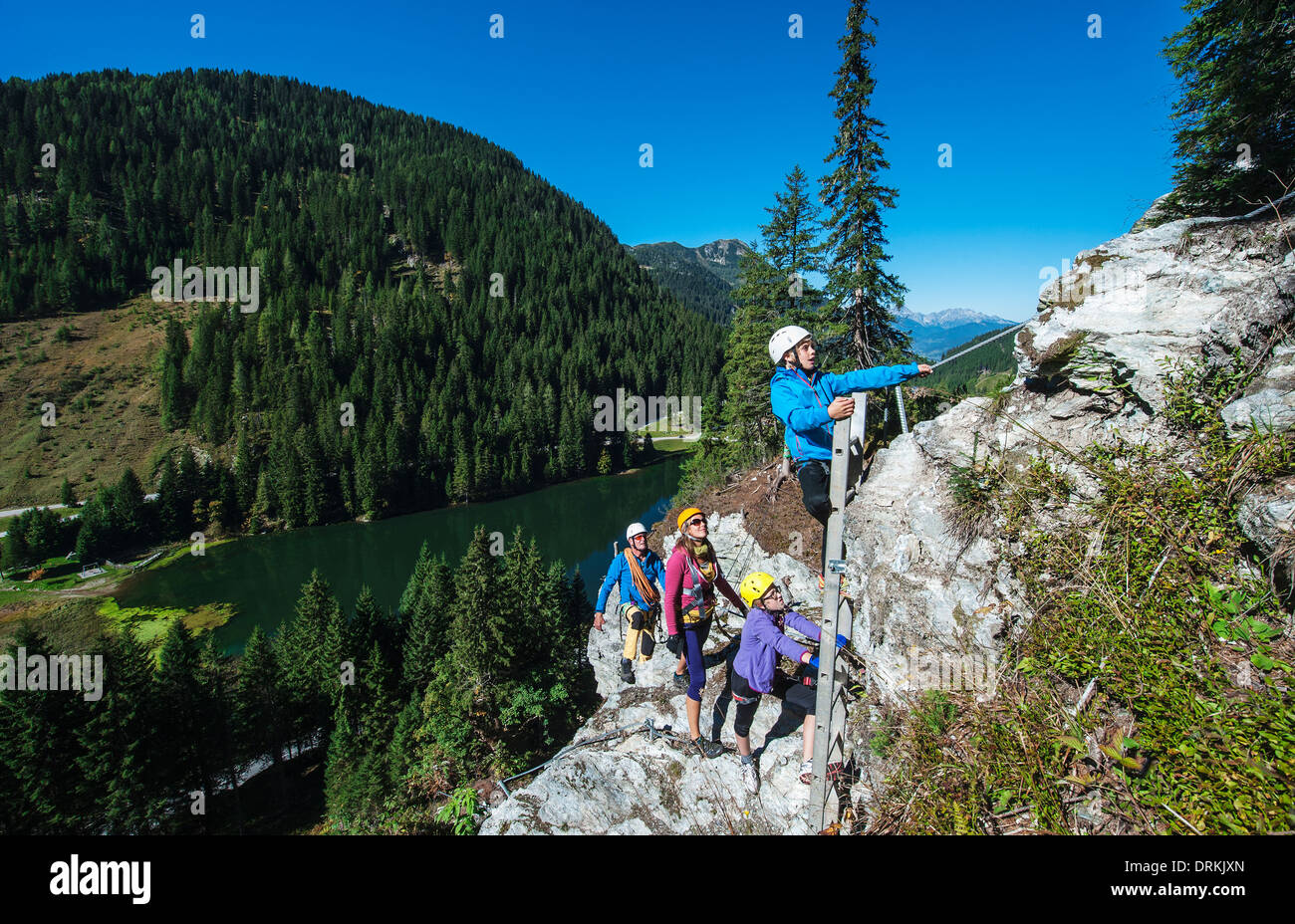 Österreich, Salzburger Land, Altenmarkt-Zauchensee, Familie am Klettersteig Stockfoto