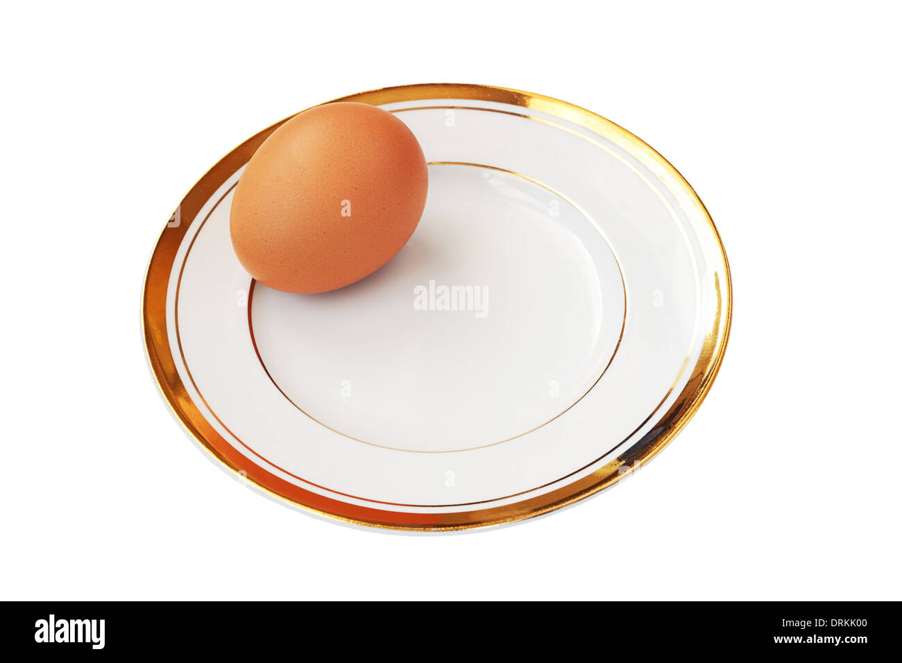 Braune Hühner-Ei auf einem weißen Teller isoliert auf weißem Hintergrund Stockfoto