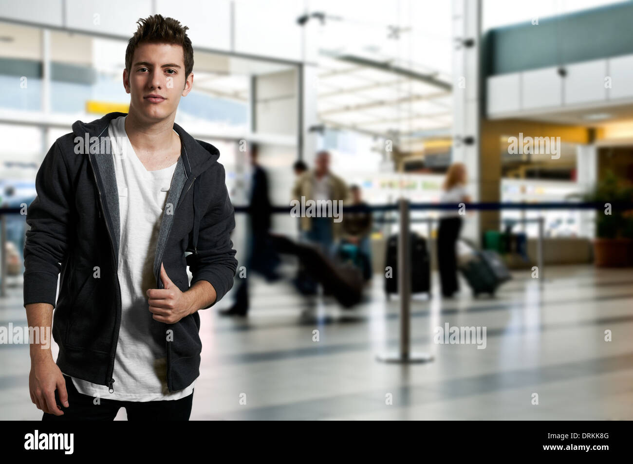 Junger Mann am Flughafen Stockfoto