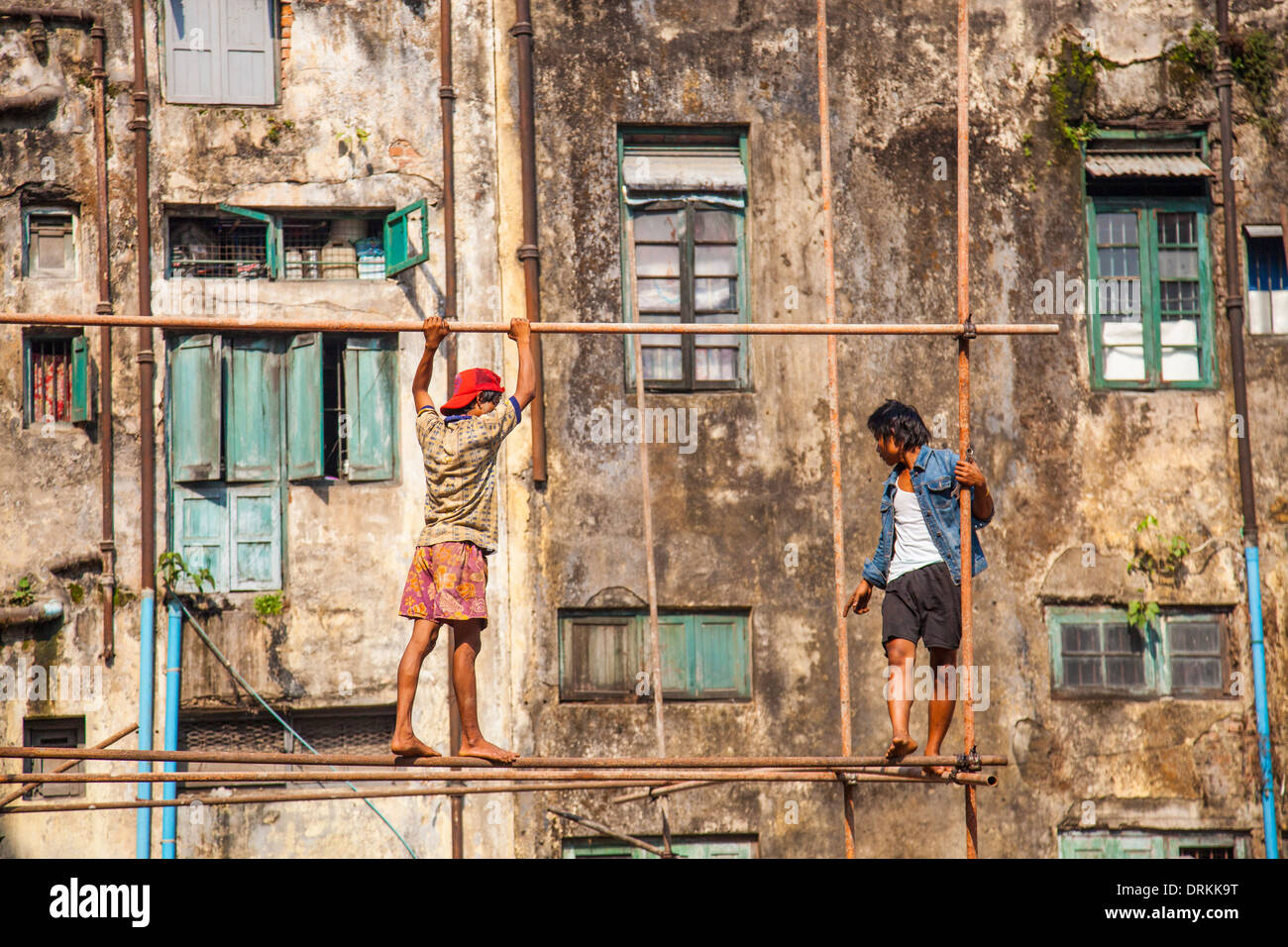 Arbeiter auf einer Baustelle in Yangon, Myanmar Stockfoto