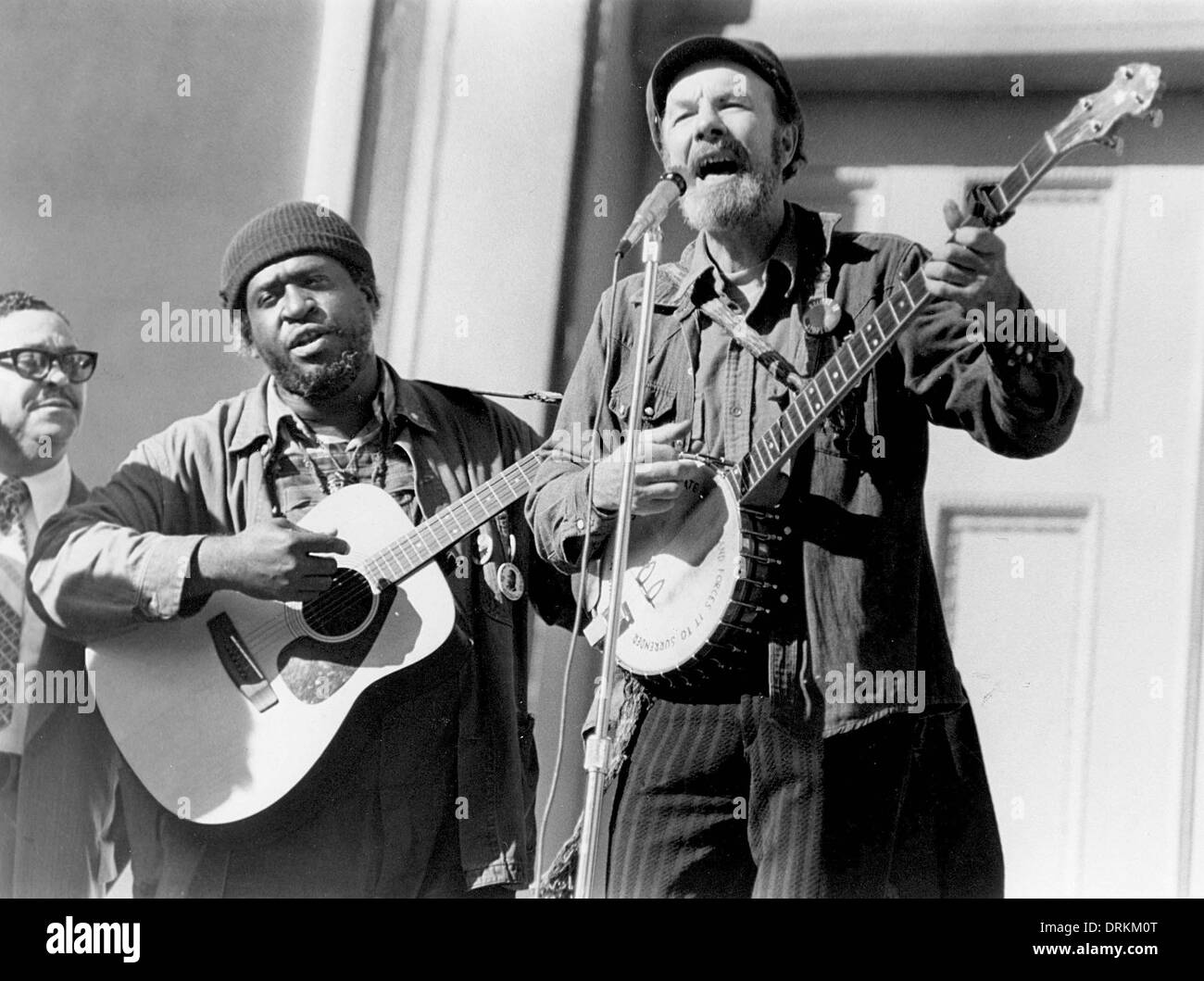 28. Januar 2014 - Datei - PETER "PETE" SEEGER war eine US-amerikanische Folk-Sängerin oder wie er sich selbst, "Fluss" Sänger nannte. Als Mitglied von The Weavers wurde er während der McCarthy-Ära auf der schwarzen Liste. In den 1960er Jahren tauchte erneut er auf der öffentlichen Bühne als prominente Sänger der Protest Musik zur Unterstützung der internationalen Abrüstungs-, Bürgerrechte, Gegenkultur und umweltbedingten Ursachen. Im Bild - führt 11. Oktober 1975 - Pete Seeger bei einer Protestaktion in New York. (Kredit-Bild: © Globe Photos/ZUMAPRESS.com) Stockfoto