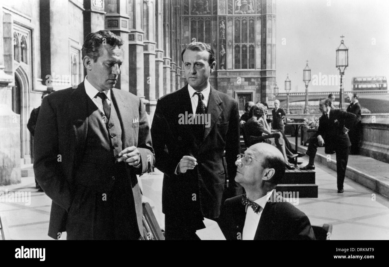 KEINE Liebe für JOHNNIE 1961 fünf-Sterne-Film mit Peter Finch am links und Donald Pleasance sitzen Stockfoto
