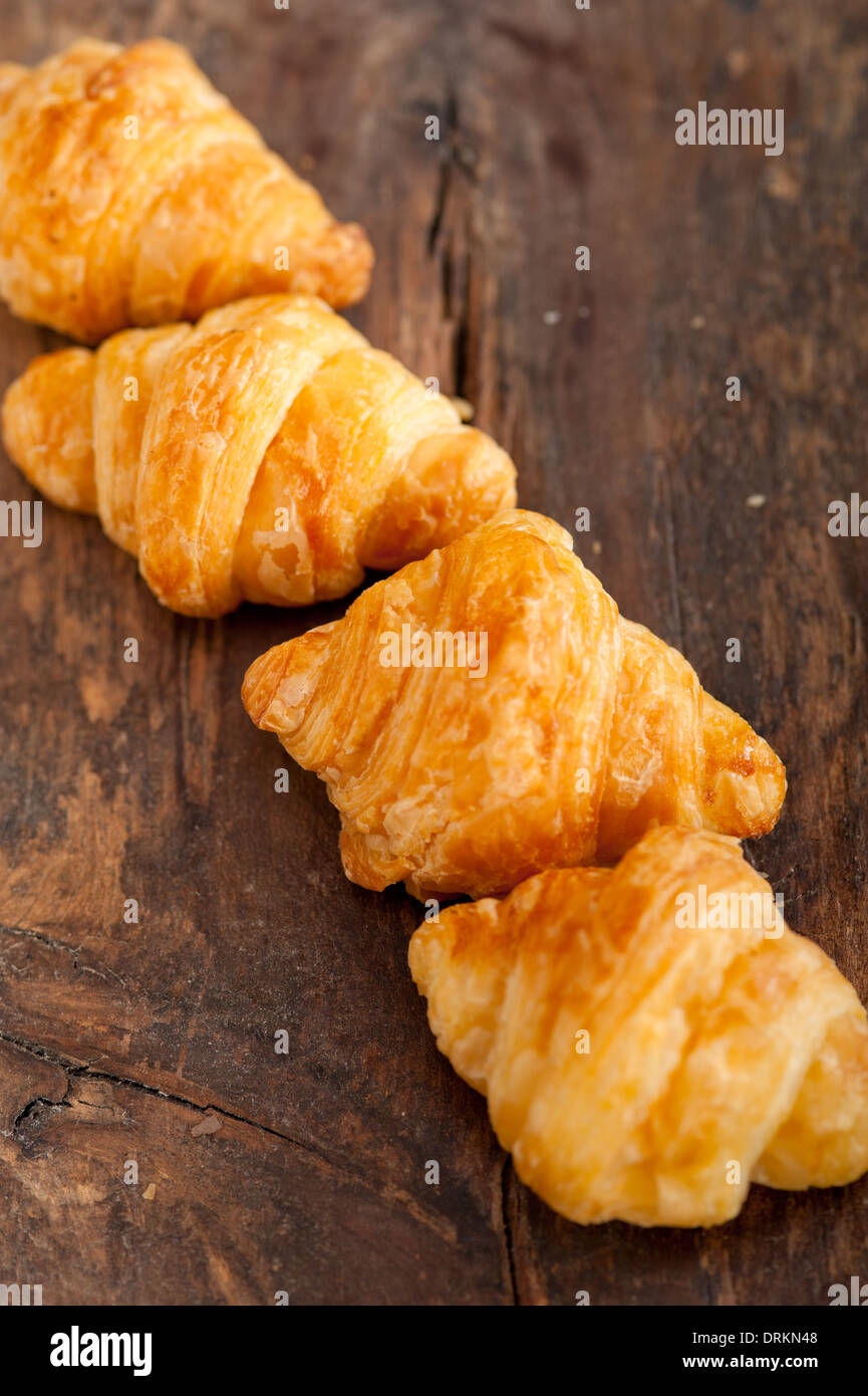 frische Croissant Französisch Brioche über alten Holztisch Stockfoto